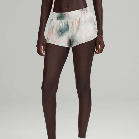 Lululemon Hotty Hot Low-Rise Short 2.5" Reflective
Spray Camo Silver - Picture 6 of 9